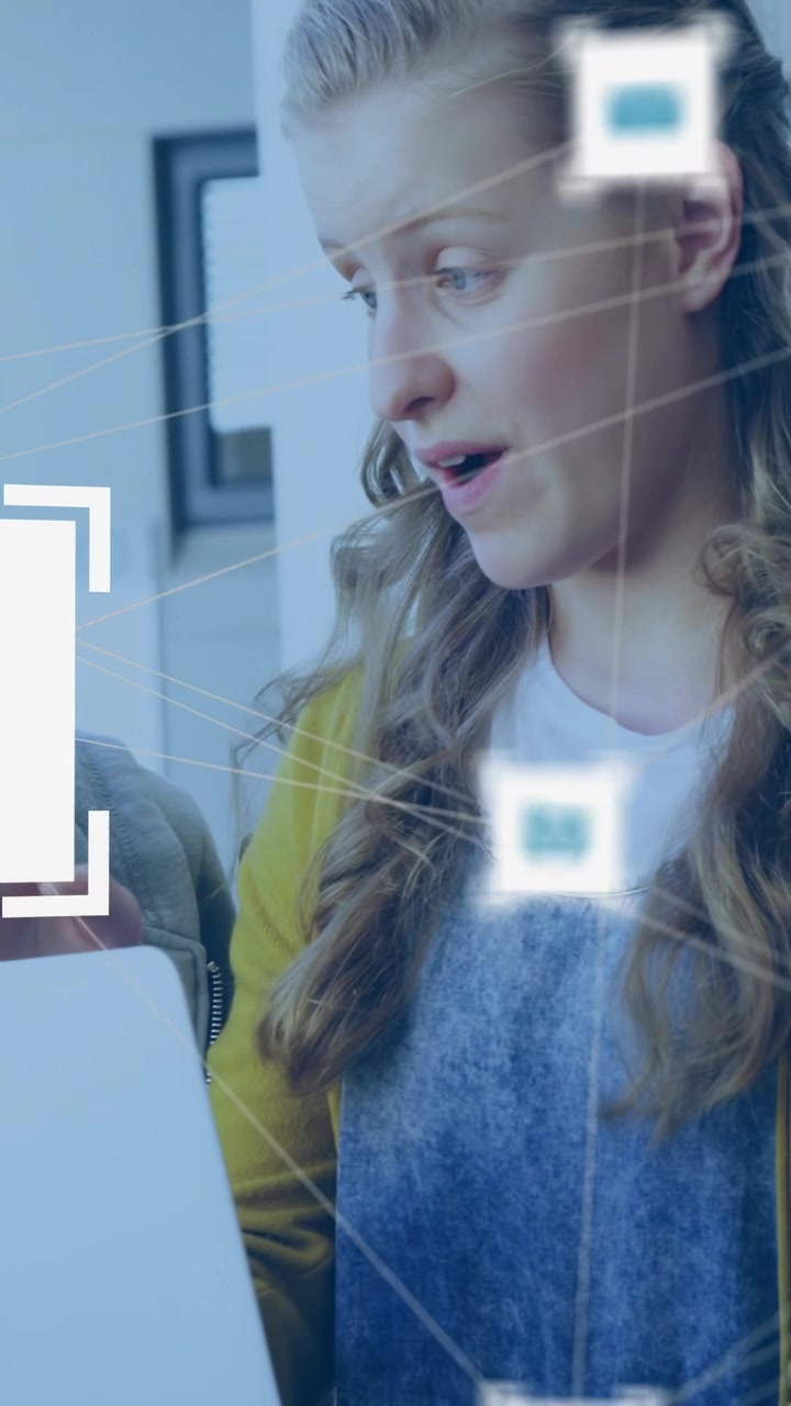 Video verticale: Ragazzo che tocca il laptop, ragazza che si appoggia, icone fluttuanti e linee di collegamento che guidano l'apprendimento