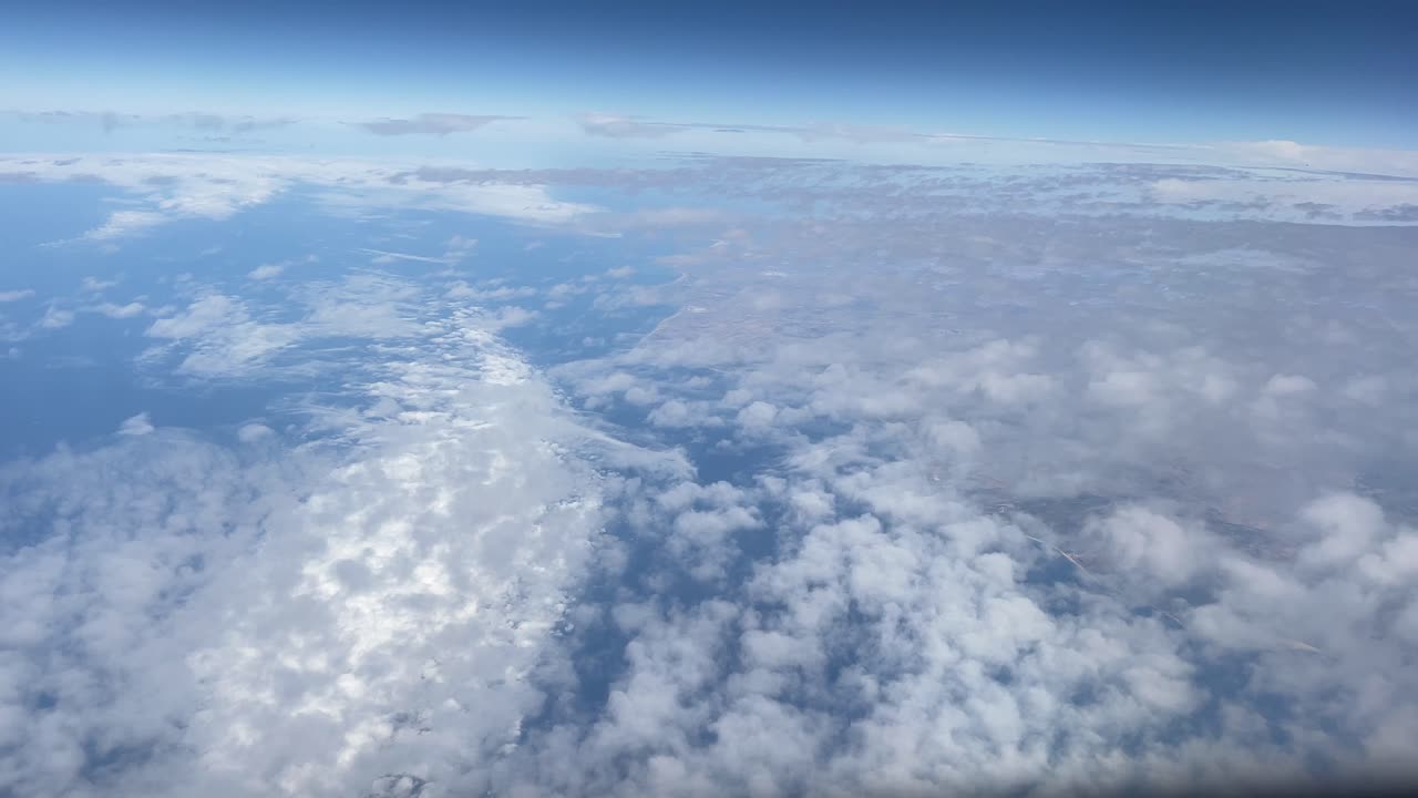 nubes a 10.000 metros de altura desde un avión, ideal para el fondo y el espacio de copia