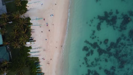 Toma-Aérea-Cinematográfica-De-4k-De-La-Arena-Que-Contrasta-Con-El-Agua-Cristalina-Y-Los-Arrecifes-De-Coral-En-La-Playa-De-Lanikai-En-Oahu