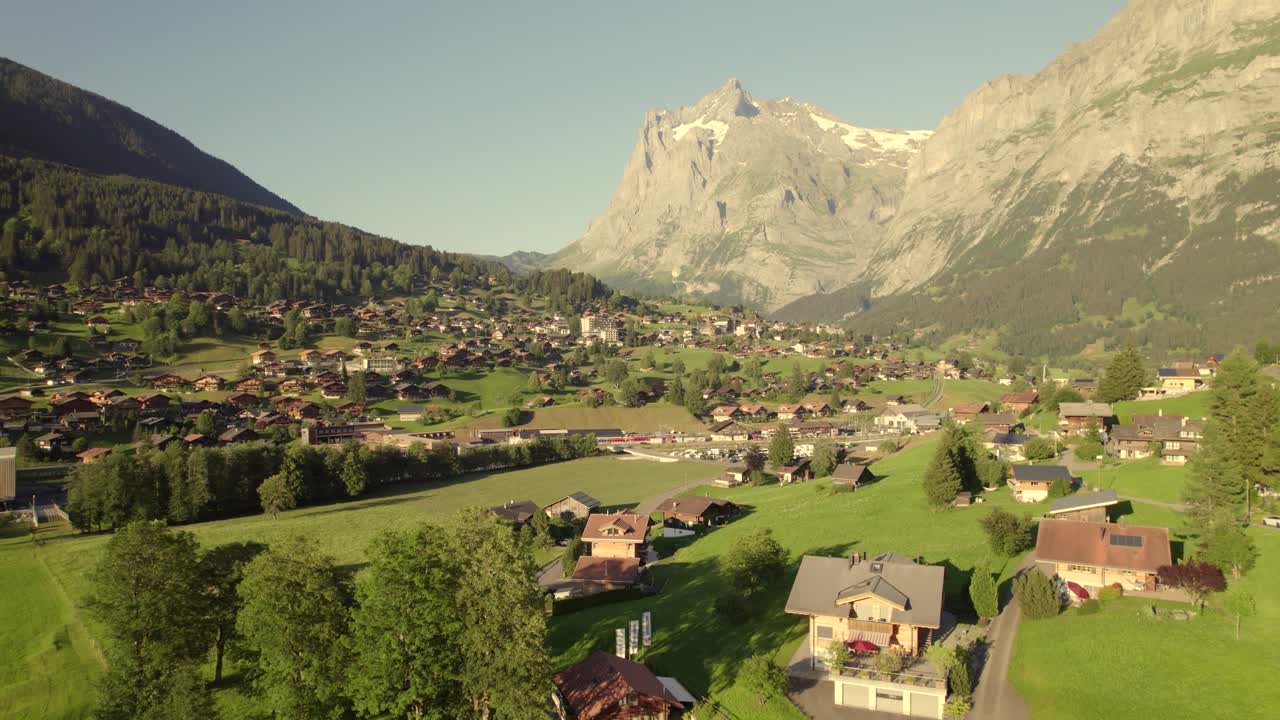 그린델 ⁇ 드 그론드 기차역을 향해 밀어붙여 그린델 ⁇ 드 마을과 웨터호른 산의 독특한 전망을 볼 수 있습니다.