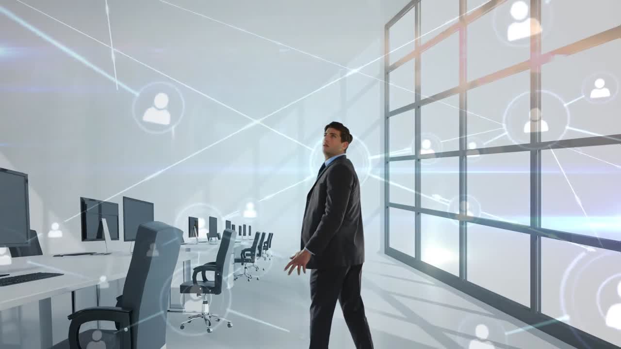 hombre de negocios tocando una pantalla que muestra hologramas