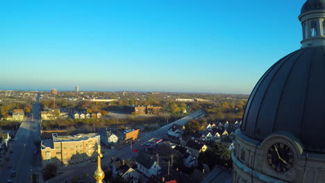 una antena sobre la basílica de san josafat en milwaukee wisconsin