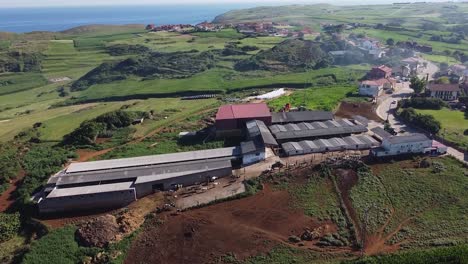 Pueblo-Rural-Cerca-Del-Mar-En-Cantabria,-España