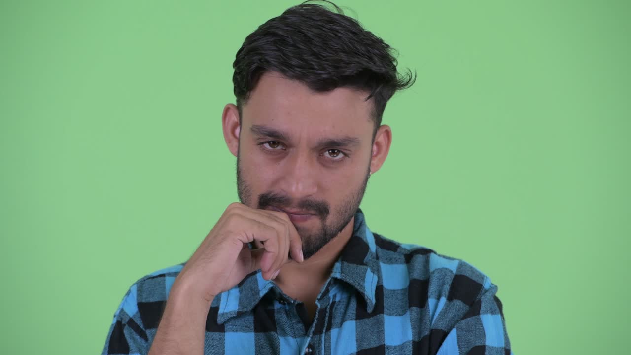 joven y guapo hombre persa hipster barbudo