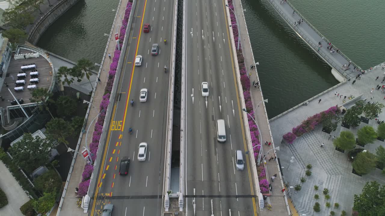 vista aérea de un puente de la ciudad con tráfico y personas