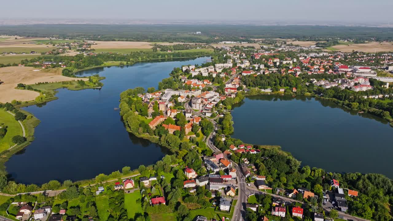 Laaja drone-näkymä Puolan Sztumin kaupungista järvien, vehreyden ja rauhallisen elämän keskellä