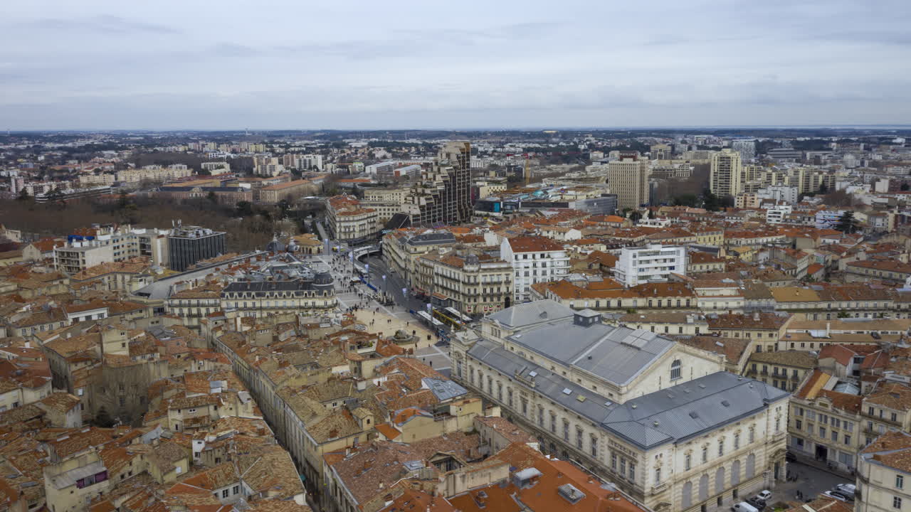 Raro hyperlapse aéreo sobre la ciudad de Montpellier en día nublado, plaza de la Comédie