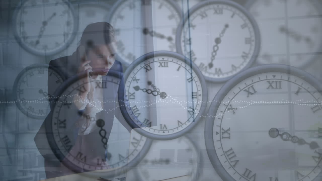 анимация нескольких тикающих часов против белой бизнесменки, разговаривающей по смартфону в офисе