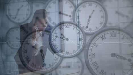 animación de múltiples relojes de tic-tac contra una mujer de negocios caucásica hablando en teléfono inteligente en la oficina
