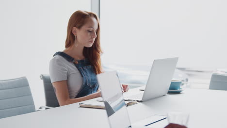 Pull-Focus-Aufnahme-Von-Zwei-Lässig-Gekleideten-Jungen-Geschäftsfrauen,-Die-An-Laptops-Und-Im-Büro-Arbeiten