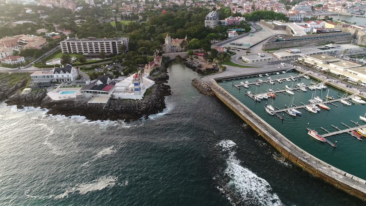 Vista aerea della Marina di Cascais durante l'estate a Cascais, Distretto di Lisbona, Portogallo.