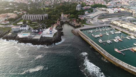 vista aérea del puerto deportivo de cascais durante el verano en cascais, distrito de lisboa, portugal