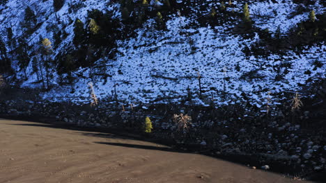 Valle-Cubierto-De-Nieve-Con-Pinos-En-El-Cráter-De-La-Puesta-Del-Sol,-Asta-De-Bandera---Toma-Aérea-De-Drones