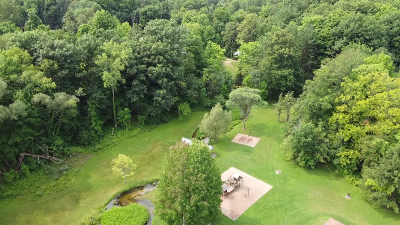 imágenes aéreas de drones del parque fremont michigan en la naturaleza