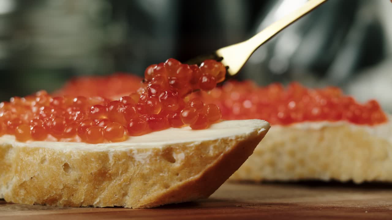 Aggiunta di Caviale Rosso a un Sandwich al Formaggio Cremoso