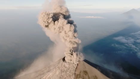 Drohnenaufnahme-Des-Vulkans-Fuego-In-Guatemala,-Der-Bei-Einem-Wunderschönen-Sonnenaufgang-Ausbricht