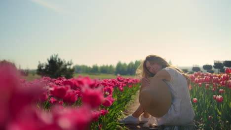 Verspieltes-Mädchen,-Das-Im-Sonnenuntergang-Zwischen-Blumen-Flirtet.-Entspannte-Frau,-Die-Den-Frühling-Genießt