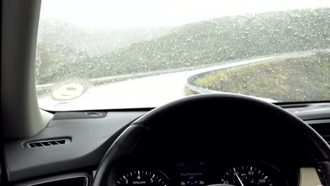 POV-Aufnahmen-Vom-Fahren-Bei-Regnerischem-Wetter