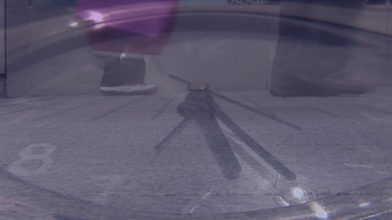 animación del reloj sobre personas que caminan por la calle