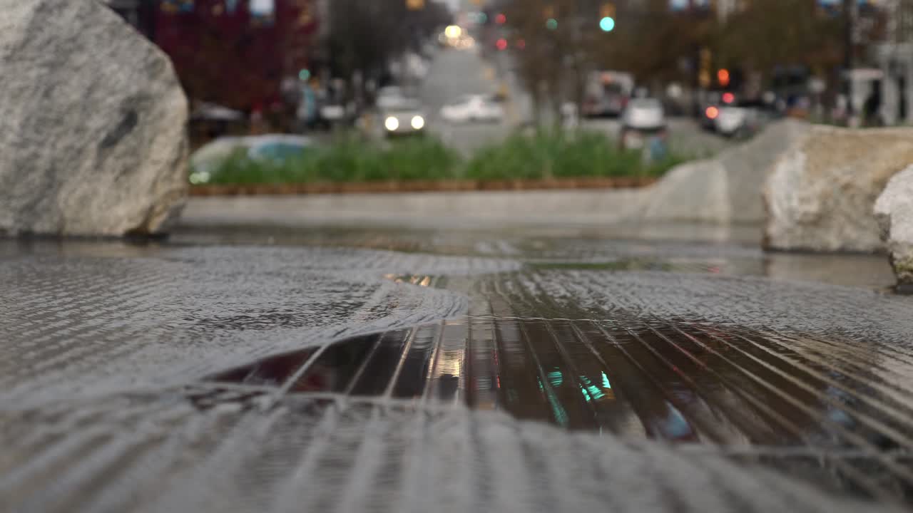 흐르는 물의 파도에 반사되는 교통