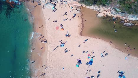 Concurrida-Playa-En-La-Bahía-De-Wattamolla-Donde-El-Arroyo-Se-Encuentra-Con-El-Mar-En-Australia,-Antena