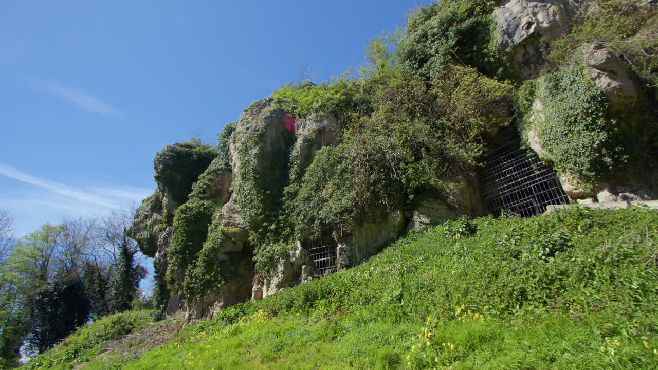 크레스웰 크래그 (creswell crags) 의 동굴에 대한 케이지 입구와 함께 석회암 협곡의 의 추가 넓은 측면