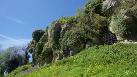 lado extra ancho en la toma de la garganta de piedra caliza con entrada en jaula a las cuevas en creswell crags