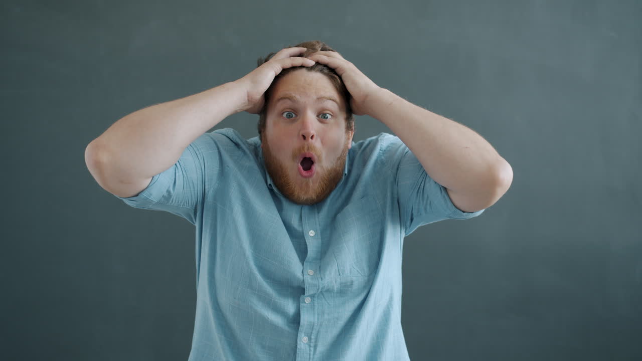 hombre con una expresión de sorpresa