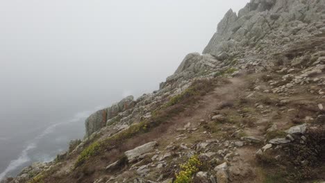 Vista-Panorámica-De-Derecha-A-Izquierda-Desde-Pointe-Du-Raz-En-La-Niebla-En-Bretaña,-Francia-Sobre-El-Mar