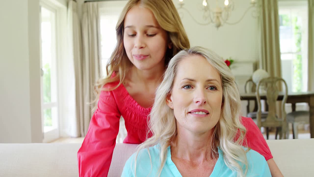 거실에서 어머니를 안아주는 소녀