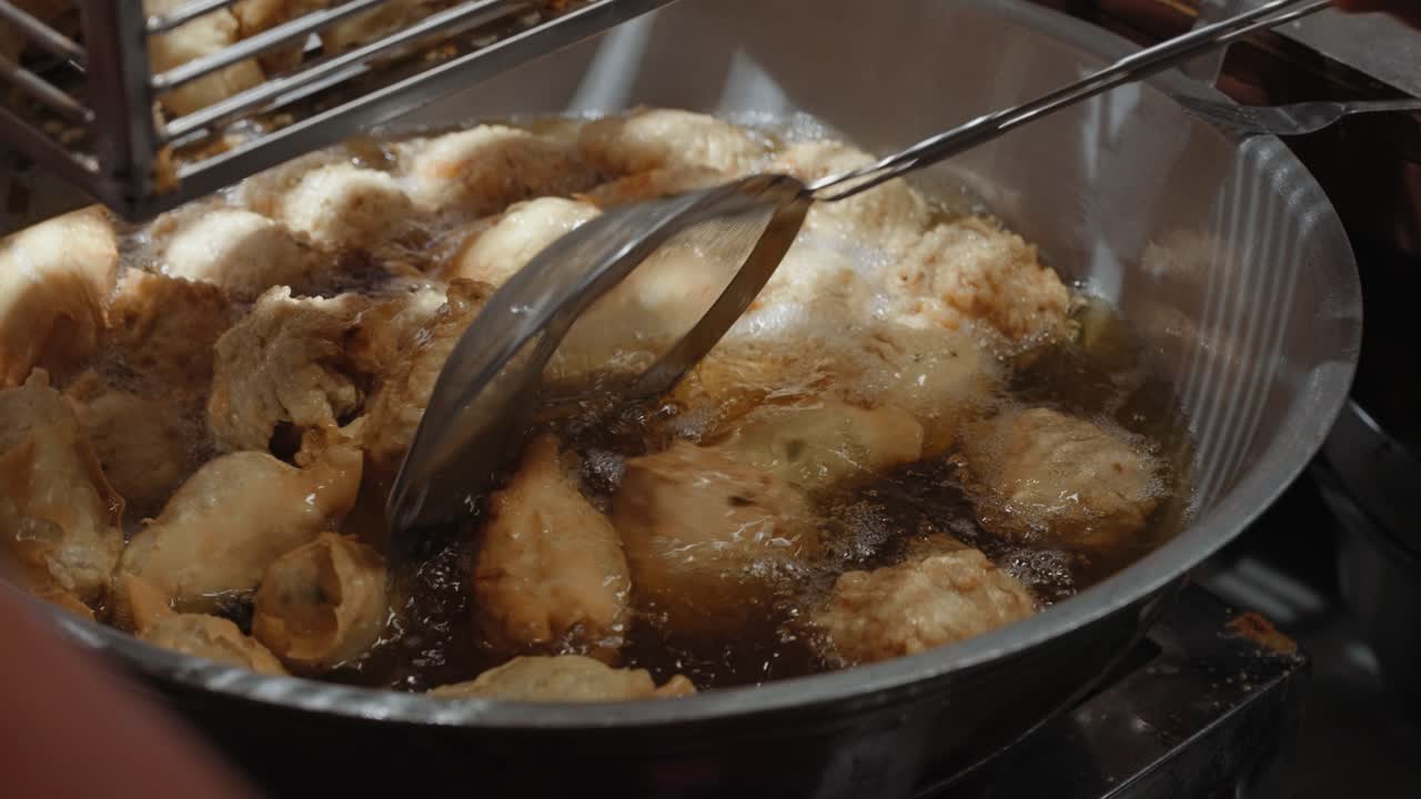 Dybstegning af lækre dumplings i varm olie