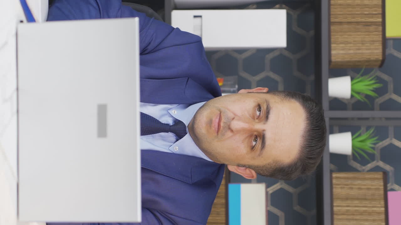 video vertical de un hombre de negocios con problemas emocionales.