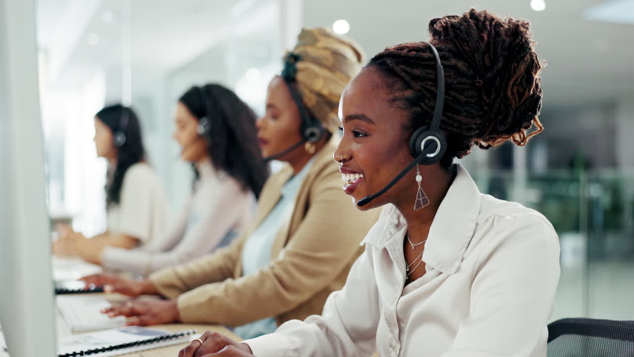 Team diversificato di operatori di call center al lavoro
