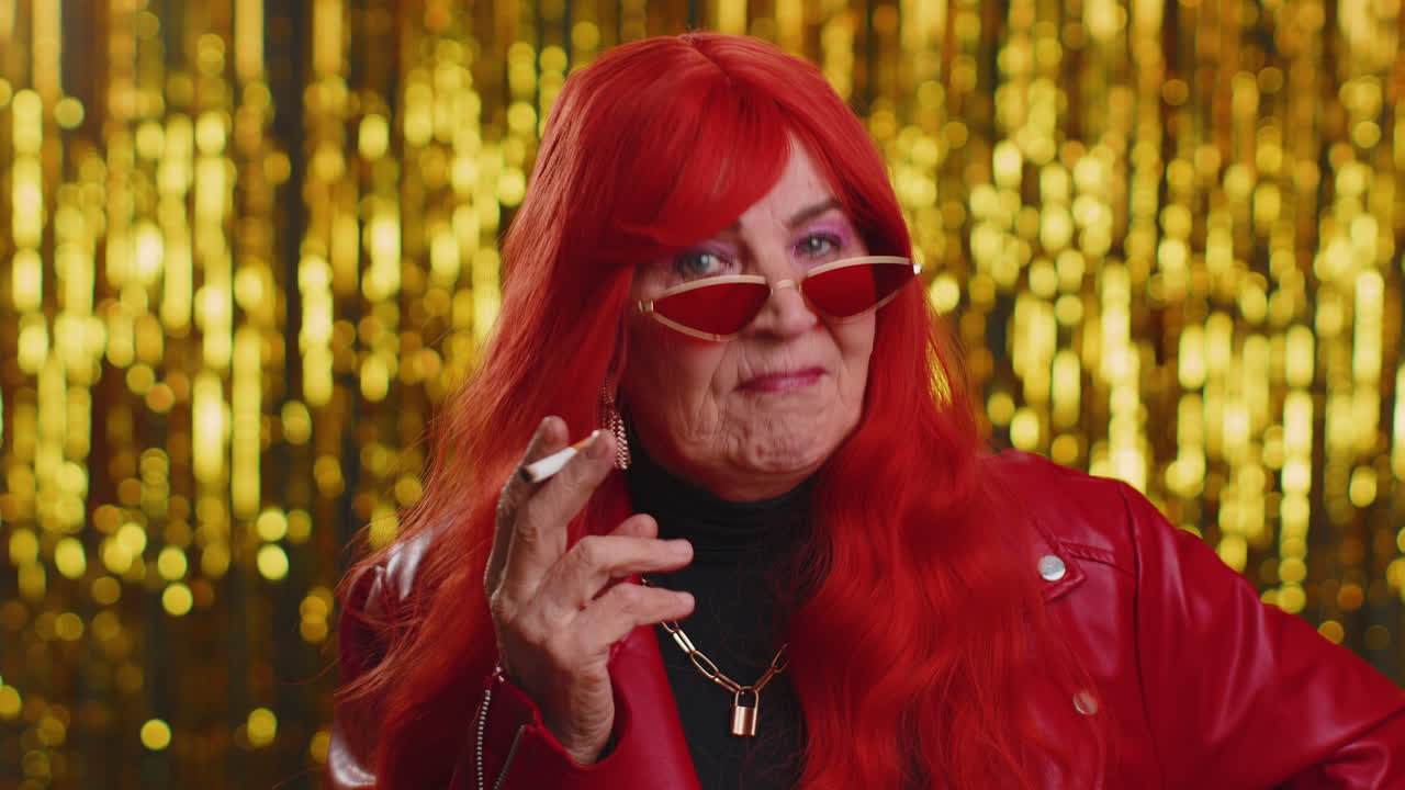 선글라스를 입고 은 머리카락을 가진 고급 스타일의 은 여자가 담배를 피우고 건강에 해로운 습관 중독