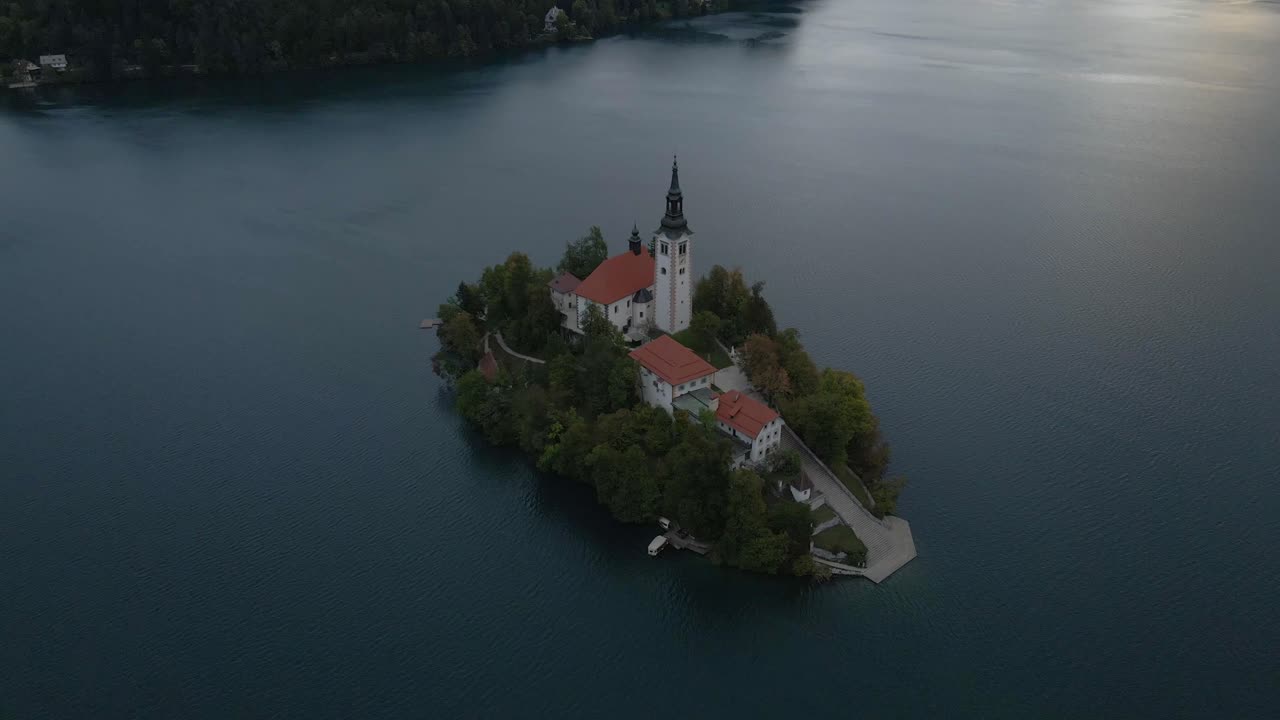 Veduta aerea del Lago di Bled all'alba con la chiesa sull'isola, Alpi Giulie, Slovenia