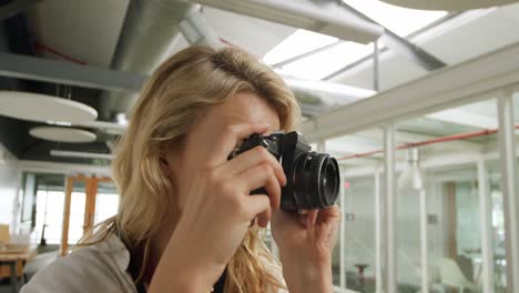 Young-woman-working-in-a-creative-office