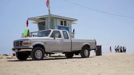 camioneta estacionada en la playa