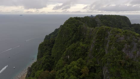 Imágenes-De-Drones-De-Las-Islas-Phiphi-En-Tailandia-Imágenes-De-Increíbles-Paisajes-Tailandeses-Naturaleza-Increíble-Con-Rocas,-Playas,-Colinas,-Océanos-Y-Barcos-Increíbles