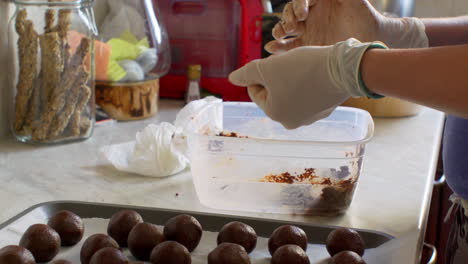 inclinación reveladora de una mujer caucásica dando forma a pasteles de chocolate caseros