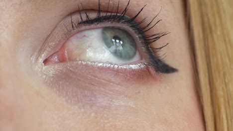 ojo izquierdo de cerca, parpadeando y mostrando algunas emociones 1