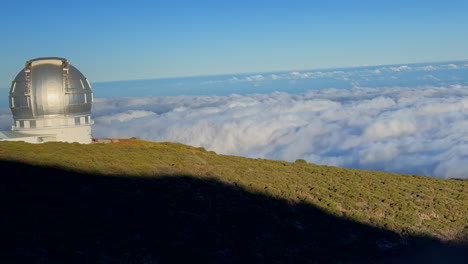 Zeitraffer-Einer-Der-Kuppeln-Des-Observatoriums-Roque-De-Los-Muchachos-Auf-Der-Insel-La-Palma,-Mit-Großen,-Sich-Bewegenden-Wolken-An-Einem-Sonnigen-Tag