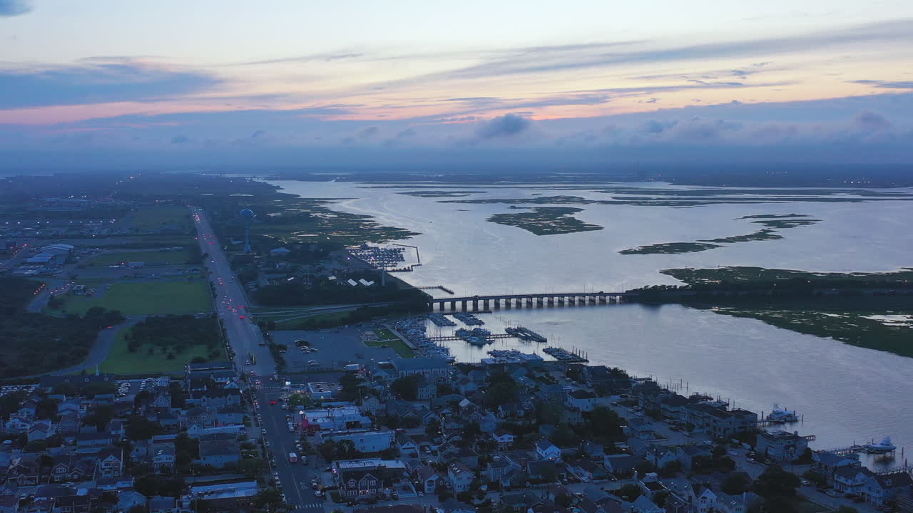 아름다운 저녁 하늘의 분홍빛 일몰을 감상하는 뉴욕의 포인트 전망대 위로 차를 세우세요