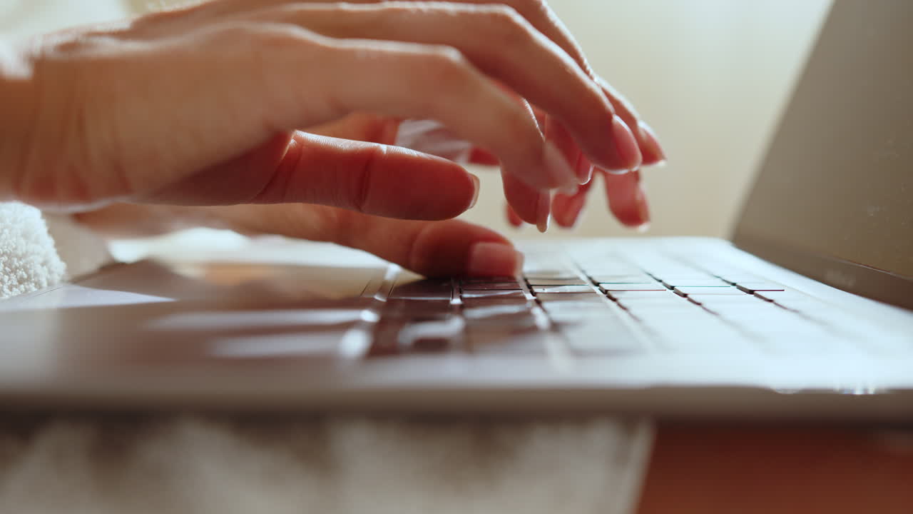 一個女人在筆記型電腦上打字