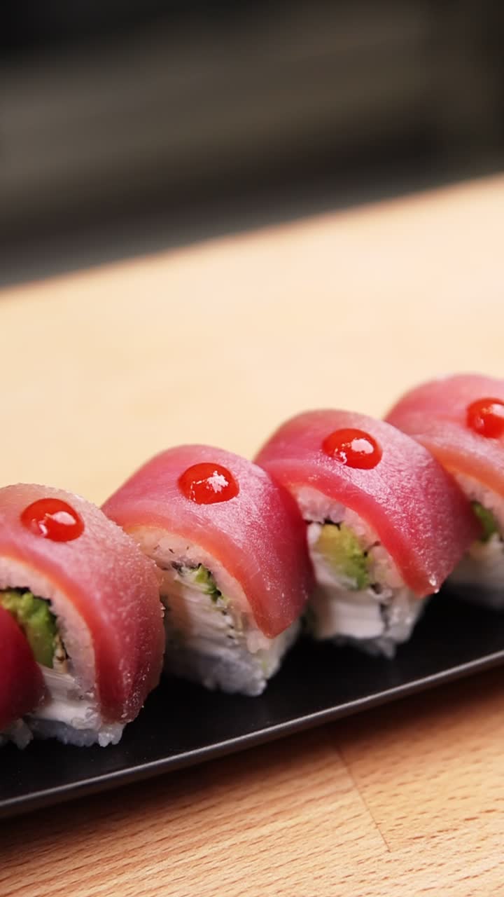 Lækre tun-sushi-ruller med avocado og rød sauce