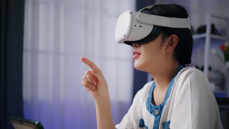 joven experimentando la realidad virtual