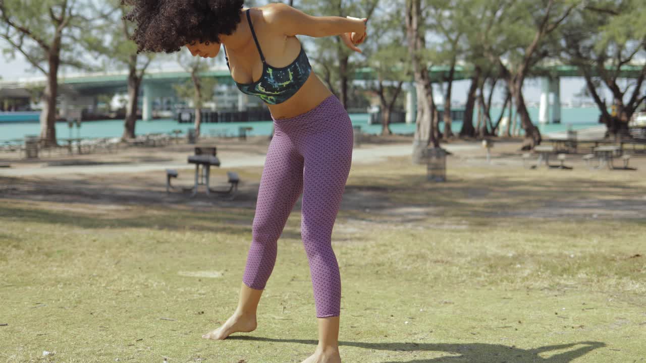 mujer negra calentando en el parque