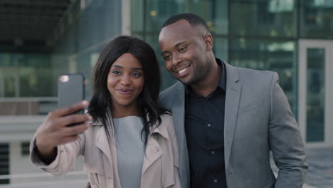 Retrato-De-Una-Pareja-Afroamericana-Tomando-Selfie-En-Una-Relación-Fotográfica-De-La-Ciudad