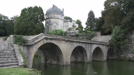 château de chateauneut sur loire avec pont en pierre voûté et eau, france, vallée de la loire