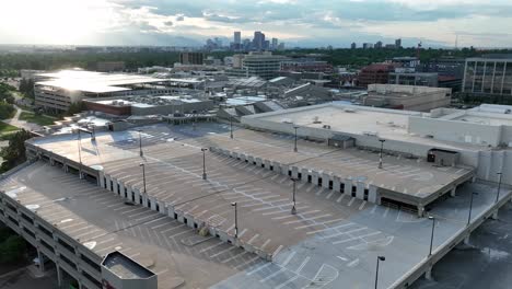 extenso garaje de estacionamiento de varios pisos en el centro comercial metropolitano fuera de la gran ciudad de los estados unidos