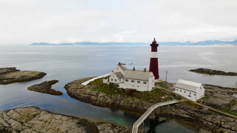 Vista-Espectacular-De-Tranoy-Fyr-En-La-Isla-Hamaroy-Cerca-De-Vestfjord,-Nordland,-Noruega